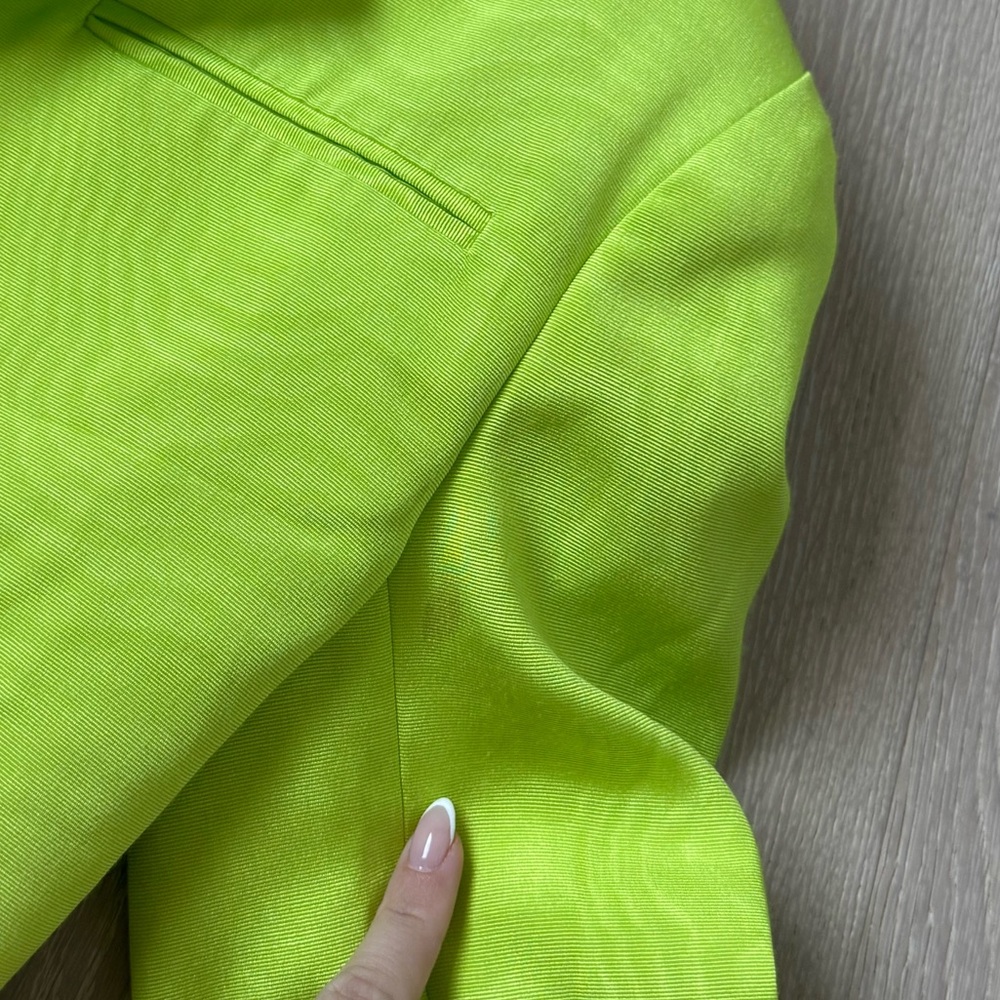 Hannah Cropped Blazer in Apple Green
CAMILA COELHO XXS - has minor stains - Picture 8 of 11